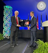 Chief Justice Hecht receives his namesake award from Justice Brett Busby